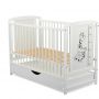 BabyNeeds - Patut din lemn Timmi Girafa 120x60 cm, cu sertar, Alb&nbsp;+ Saltea 8 cm