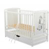BabyNeeds - Patut din lemn Timmi Girafa 120x60 cm, cu sertar, Alb&nbsp;+ Saltea 8 cm