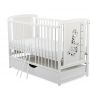 BabyNeeds - Patut din lemn Timmi Girafa 120x60 cm, cu sertar, Alb&nbsp;+ Saltea 8 cm