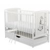 BabyNeeds - Patut din lemn Timmi Girafa 120x60 cm, cu sertar, Alb&nbsp;+ Saltea 8 cm
