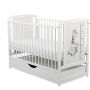 BabyNeeds - Patut din lemn Timmi Girafa 120x60 cm, cu sertar, Alb&nbsp;+ Saltea 8 cm