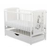 BabyNeeds - Patut din lemn Timmi Girafa 120x60 cm, cu sertar, Alb&nbsp;+ Saltea 8 cm