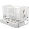BabyNeeds - Patut din lemn Timmi Girafa 120x60 cm, cu sertar, Alb&nbsp;+ Saltea 8 cm