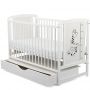 BabyNeeds - Patut din lemn Timmi Girafa 120x60 cm, cu sertar, Alb&nbsp;+ Saltea 8 cm