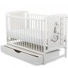 BabyNeeds - Patut din lemn Timmi Girafa 120x60 cm, cu sertar, Alb&nbsp;+ Saltea 8 cm