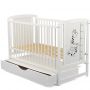 BabyNeeds - Patut din lemn Timmi Girafa 120x60 cm, cu sertar, Alb&nbsp;+ Saltea 8 cm