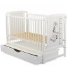 BabyNeeds - Patut din lemn Timmi Girafa 120x60 cm, cu sertar, Alb&nbsp;+ Saltea 8 cm