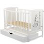 BabyNeeds - Patut din lemn Timmi Girafa 120x60 cm, cu sertar, Alb&nbsp;+ Saltea 8 cm