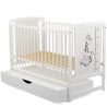 BabyNeeds - Patut din lemn Timmi Girafa 120x60 cm, cu sertar, Alb&nbsp;+ Saltea 8 cm