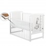 BabyNeeds Patut din lemn Timmi Girafa 120x60 cm cu laterala culisanta Alb + Saltea 10 cm