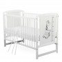 BabyNeeds Patut din lemn Timmi Girafa 120x60 cm cu laterala culisanta Alb + Saltea 10 cm