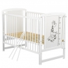 BabyNeeds Patut din lemn Timmi Girafa 120x60 cm cu laterala culisanta Alb + Saltea 10 cm