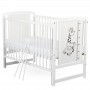 BabyNeeds Patut din lemn Timmi Girafa 120x60 cm cu laterala culisanta Alb + Saltea 10 cm