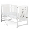 BabyNeeds Patut din lemn Timmi Girafa 120x60 cm cu laterala culisanta Alb + Saltea 10 cm