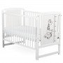 BabyNeeds Patut din lemn Timmi Girafa 120x60 cm cu laterala culisanta Alb + Saltea 10 cm