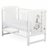 BabyNeeds Patut din lemn Timmi Girafa 120x60 cm cu laterala culisanta Alb + Saltea 10 cm