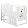 BabyNeeds Patut din lemn Timmi Girafa 120x60 cm cu laterala culisanta Alb + Saltea 10 cm