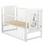 BabyNeeds Patut din lemn Timmi Girafa 120x60 cm cu laterala culisanta Alb + Saltea 10 cm