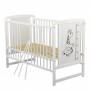 BabyNeeds Patut din lemn Timmi Girafa 120x60 cm cu laterala culisanta Alb + Saltea 10 cm