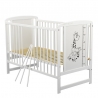 BabyNeeds Patut din lemn Timmi Girafa 120x60 cm cu laterala culisanta Alb + Saltea 10 cm