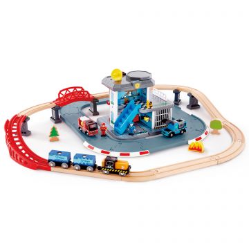 Hape Jucarie din lemn - Set tren si servicii de urgenta (55 piese)